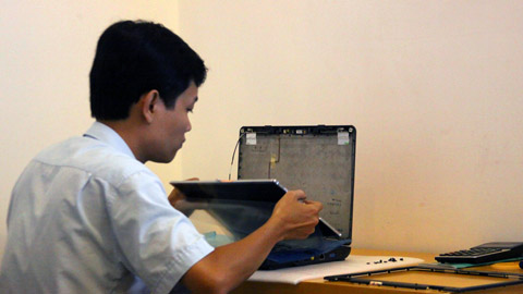 Sau khi Acer thay màn hình mới cho laptop, anh Sơn cho biết màn hình sáng hẳn lên. Ảnh: Ca Hảo