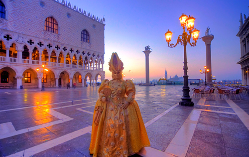 Tại thành phố Venice, các cuộc diễu hành hóa trang thường quy tụ hàng nghìn nghệ sĩ khoác lên mình những bộ độ hóa trang lộng lẫy và những chiếc mặt nạ đậm chất Venice.