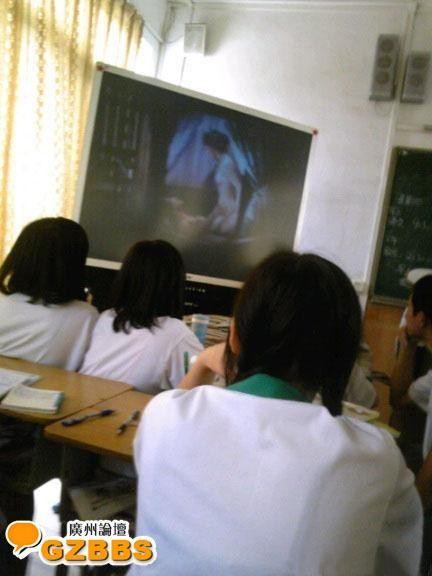 Học sinh xem 'phim sex 3D' bằng máy chiếu trong lớp