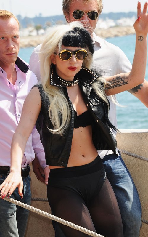 Lady Gaga gây xôn xao khi xuất hiện tại LHP Cannes.