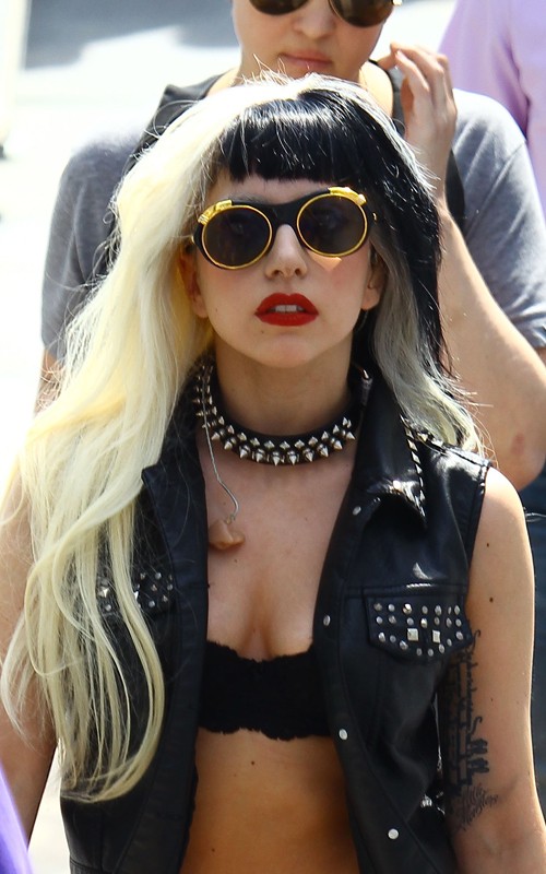 Gaga với trang phục hầm hố và sexy.