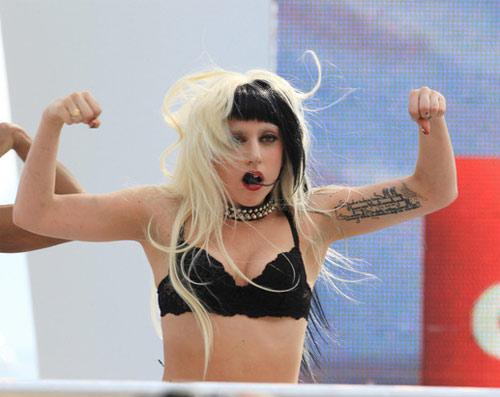 Gaga được mời biểu diễn tại LHP Cannes.