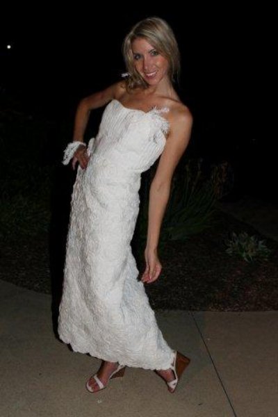 Những chiếc váy cưới quyến rũ làm từ giấy vệ sinh