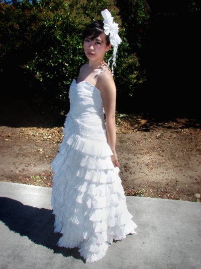 Những chiếc váy cưới quyến rũ làm từ giấy vệ sinh