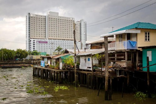 Những ngôi nhà nằm ngay trên sông ở Bangkok.