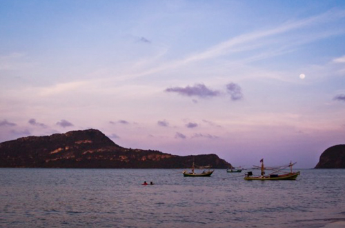 Những chiếc thuyền cá ở vịnh Hua Hin trở về nhà sau một ngày đánh bắt.