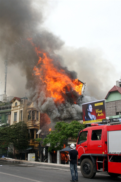 Hà Nội: Cửa hàng nội thất 3 tầng đổ sập trong biển lửa