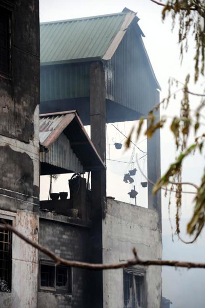 Hà Nội: Cửa hàng nội thất 3 tầng đổ sập trong biển lửa
