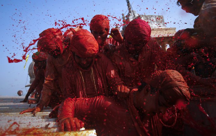 Lạ & Cười - Ảnh: Sắc màu ấn tượng trong lễ hội lớn nhất Ấn Độ (Hình 7).