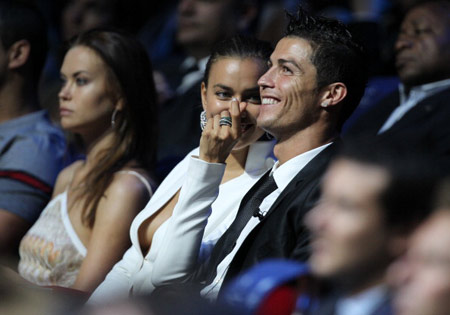 Hậu trường - Bạn gái Ronaldo lộ... 'ngực mướp'