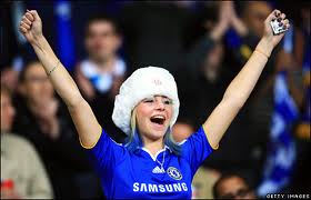 Hậu trường - Phát sốt vì fan nữ Chelsea xinh như mộng (Hình 3).