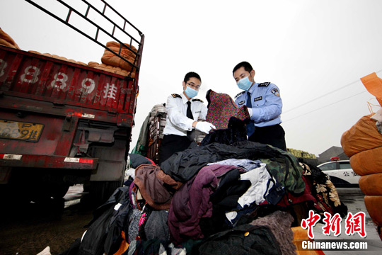 Tiêu điểm - Trung Quốc: Bán quần áo siêu rẻ từ bãi rác và nhà xác (Hình 5).