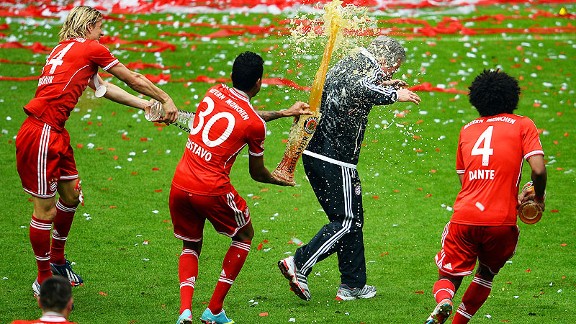 Bóng đá Quốc tế - Cầu thủ Bayern ăn mừng Đĩa bạc với màn tắm bia