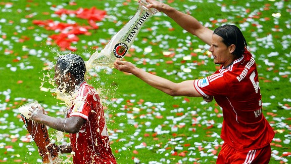 Bóng đá Quốc tế - Cầu thủ Bayern ăn mừng Đĩa bạc với màn tắm bia (Hình 2).