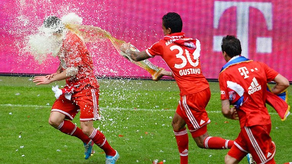 Bóng đá Quốc tế - Cầu thủ Bayern ăn mừng Đĩa bạc với màn tắm bia (Hình 3).