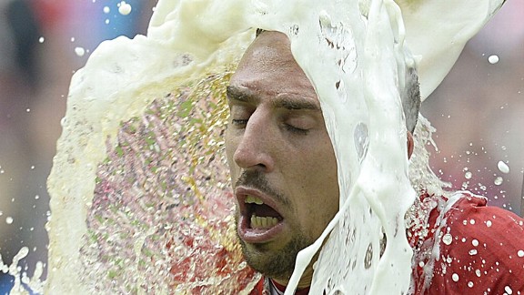 Bóng đá Quốc tế - Cầu thủ Bayern ăn mừng Đĩa bạc với màn tắm bia (Hình 4).