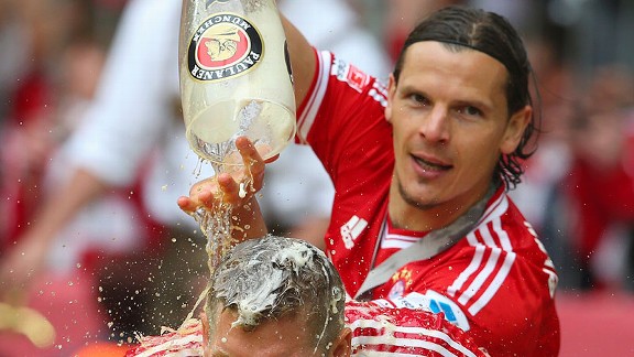 Bóng đá Quốc tế - Cầu thủ Bayern ăn mừng Đĩa bạc với màn tắm bia (Hình 5).