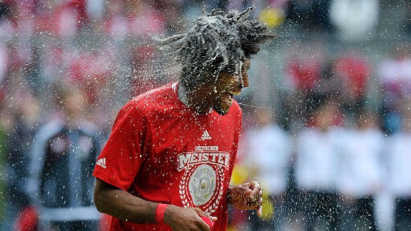 Bóng đá Quốc tế - Cầu thủ Bayern ăn mừng Đĩa bạc với màn tắm bia (Hình 6).