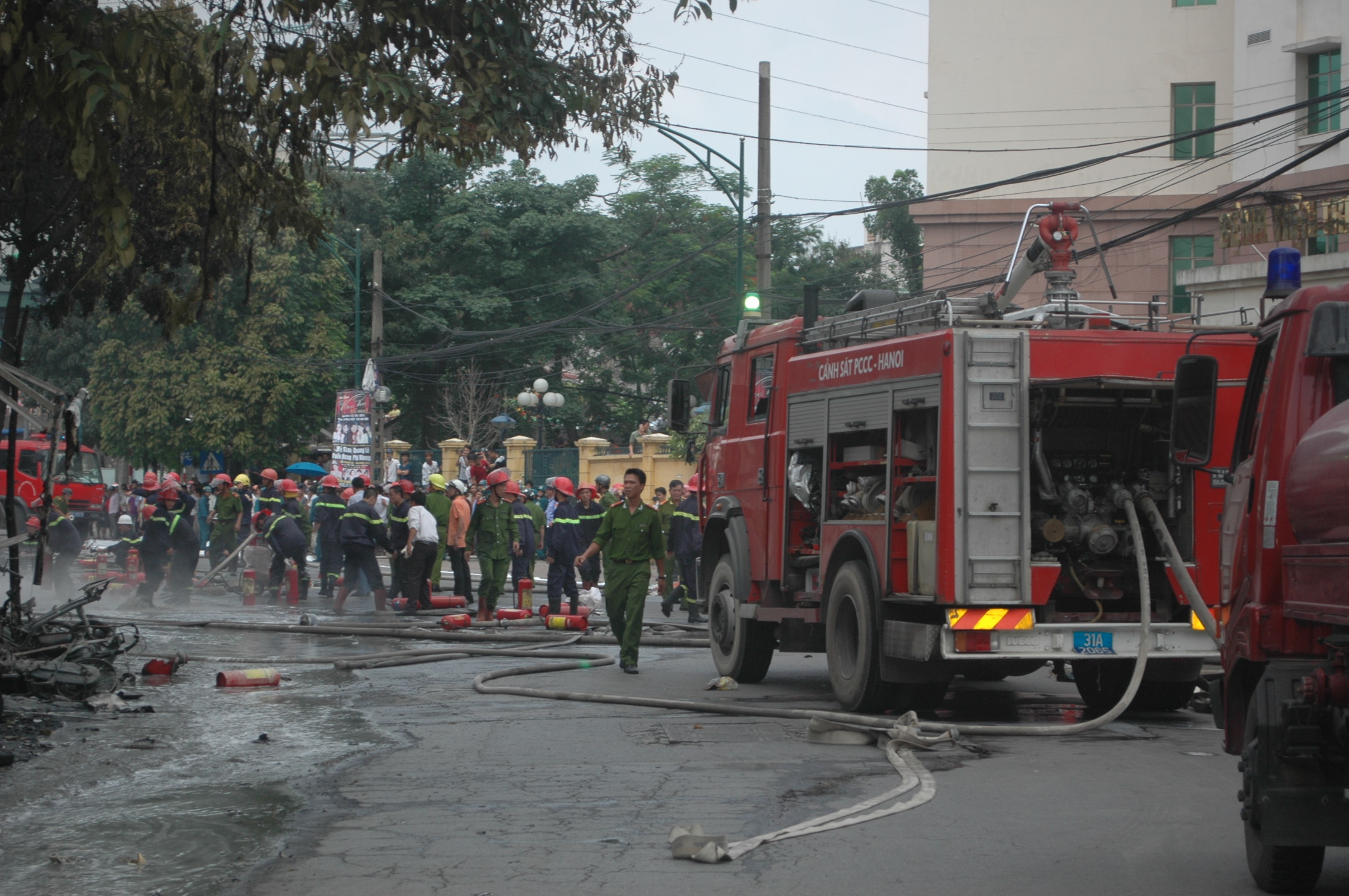 Xã hội - Ảnh: Hiện trường vụ cháy nổ cây xăng gần viện 108 (Hình 3).