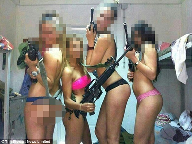 Tiêu điểm - Nữ binh sĩ Israel chụp ảnh khêu gợi trong doanh trại