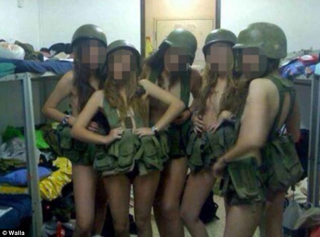 Tiêu điểm - Nữ binh sĩ Israel chụp ảnh khêu gợi trong doanh trại (Hình 2).