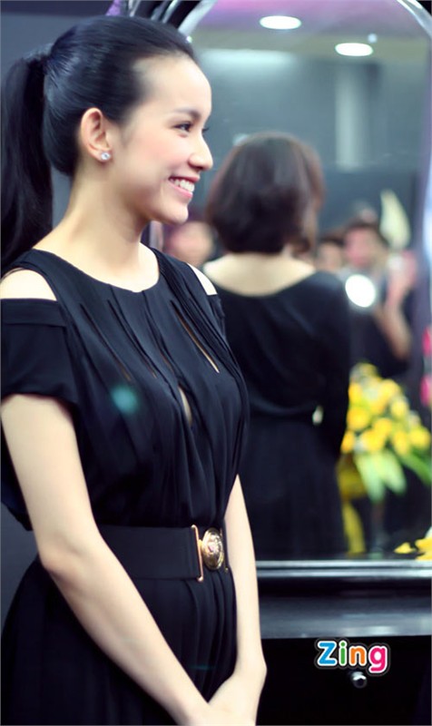 Hoa hậu Thùy Lâm 'lộ' bụng bầu