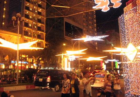 Đường
                        Nguyễn Huệ, trung tâm thành phố, cả một trời hoa lấp lánh.