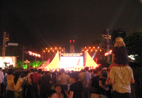 Tại công viên 23/9, rất đông người đến vụi chơi và xem ca nhạc sân
                        khấu ngoài trời.