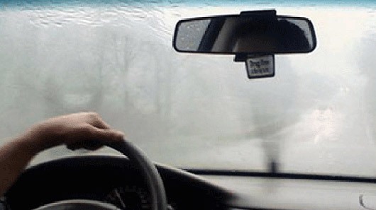 Hình ảnh Kinh nghiệm xử lý kính mờ khi lái xe trời mưa số 1