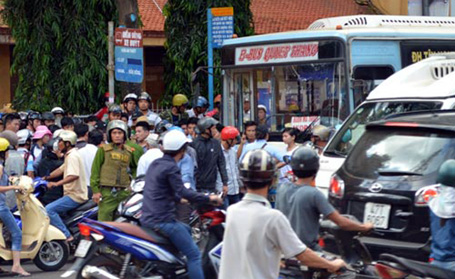 Hàng chục đối tượng vây đánh nhân viên xe buýt
