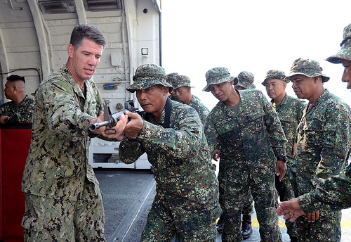 Tiêu điểm - Ảnh 'nóng' của Hải quân Mỹ và Philippines (Hình 7).