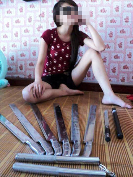 Luật sư - Lạnh gáy bức ảnh cô gái sở hữu kho dao kiếm
