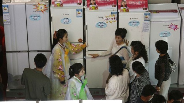 Tiêu điểm - Chuyện kỳ lạ ở Triều Tiên: Mua tủ lạnh để đựng sách báo