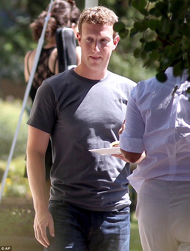 Bất động sản - Tỷ phú Zuckerberg xuất hiện cùng vợ tại 'trại hè tỷ phú' (Hình 6).