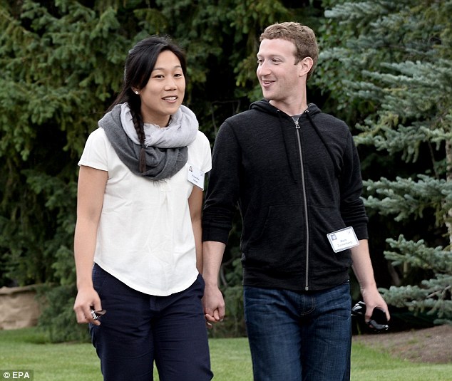 Bất động sản - Tỷ phú Zuckerberg xuất hiện cùng vợ tại 'trại hè tỷ phú'