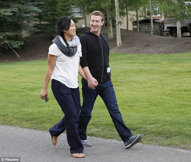 Bất động sản - Tỷ phú Zuckerberg xuất hiện cùng vợ tại 'trại hè tỷ phú' (Hình 2).