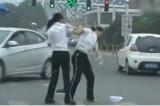 Tiêu điểm - Nữ trợ lý cảnh sát giao thông ẩu đả giữa đường (Hình 2).