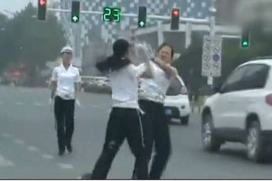 Tiêu điểm - Nữ trợ lý cảnh sát giao thông ẩu đả giữa đường