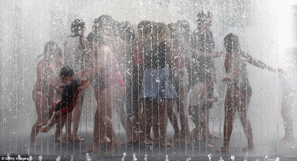 Tiêu điểm - Hình ảnh 'mát mẻ' của dân Anh trong ngày nắng nóng