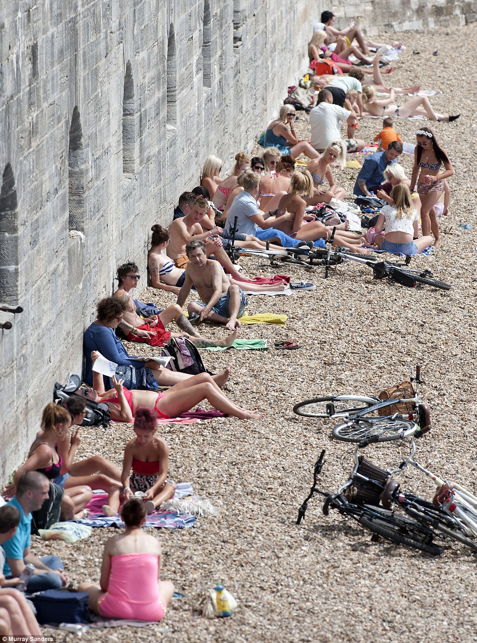 Tiêu điểm - Hình ảnh 'mát mẻ' của dân Anh trong ngày nắng nóng (Hình 2).