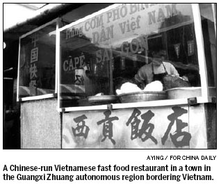 Lạ & Cười - Biển hiệu Việt 'hiên ngang' trên phố Tây (Hình 12).