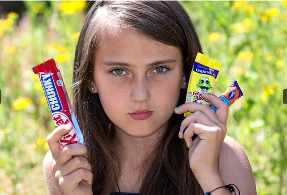 Xã hội - Nữ sinh bị đuổi khỏi kỳ nghỉ vì ăn hết 20 gói kẹo