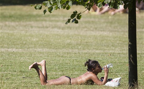 Tiêu điểm - Nóng kỷ lục, phụ nữ Anh đổ ra công viên 'bán nude' (Hình 2).