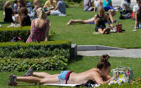 Tiêu điểm - Nóng kỷ lục, phụ nữ Anh đổ ra công viên 'bán nude' (Hình 3).