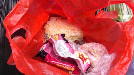 Sau Tết, cả ngàn bánh chưng vào thùng rác ở Hà Nội