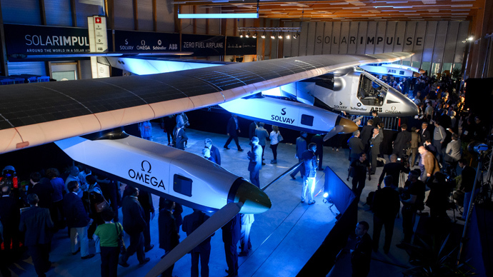 Solar Impulse 2 có sải cánh dài 72 mét, tương đương với máy bay Superjumbo Airbus A380, nhưng chỉ nặng 2.300 kg
