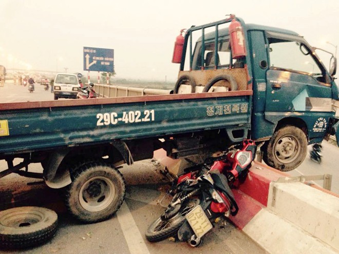Hình ảnh Hà Nội: Xe tải mất lái treo nửa thân trên cầu số 1