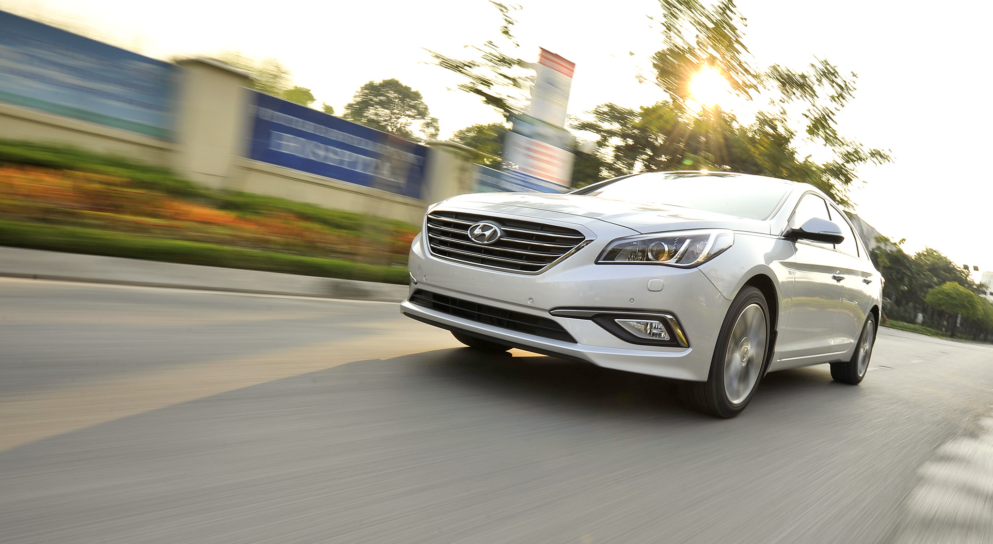 Hình ảnh Hyundai giảm giá Sonata xuống còn dưới 1 tỷ đồng số 1