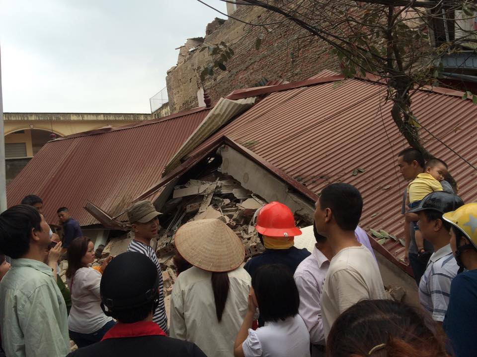 Hình ảnh Ngôi nhà 3 tầng bất ngờ độ sập giữa thành phố Bắc Giang số 2