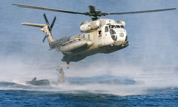 Hình ảnh Hai trực thăng Mỹ va chạm trên biển, 12 người gặp nạn số 1